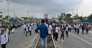 বিএসসি ডিগ্রিধারীদের দাবির প্রতিবাদে ৬ দফা বাস্তবায়নে ঢাকা-টাঙ্গাইল মহাসড়ক অবরোধ